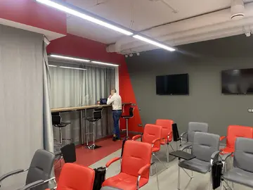 Зал в красных тонах